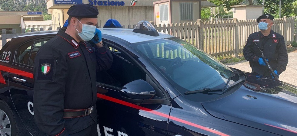 Foto d'archivio Covid, chiede a due giovani di indossare la mascherina: sputi e minacce contro un’anziana